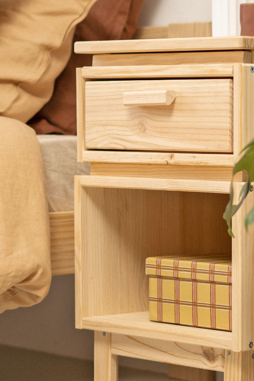 Imagen de ambiente 4 para:Mesita de noche peque&ntilde;a con caj&oacute;n y hueco